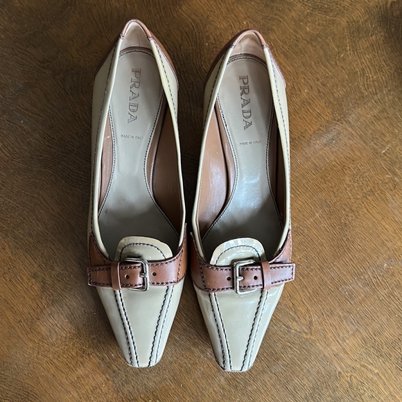 Timeless Patent Leather PRADA Pumps - Picture 2 of 8